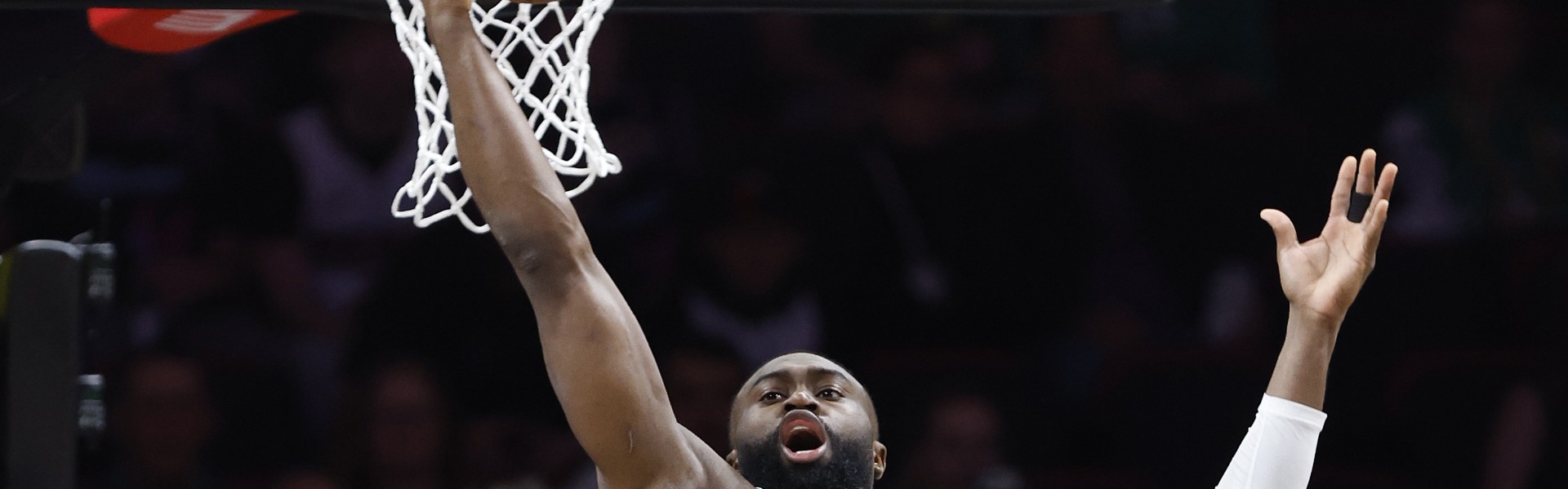 官方网站-火力全开！杰伦·布朗半场15投7中&amp;三分3中2 拿下17分9板1助1断