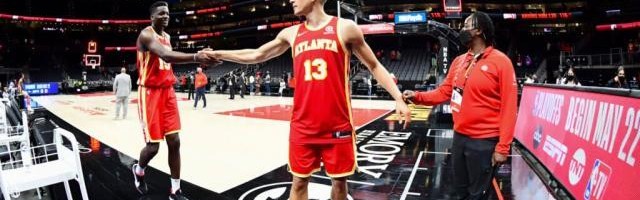 Kaiyun sports-友情超越比赛！他们是老鹰阵中的一对特别战友