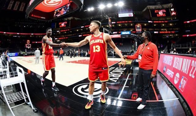 Kaiyun sports-友情超越比赛！他们是老鹰阵中的一对特别战友